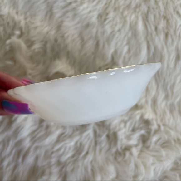 Anchor Hocking Fire King Vintage Milk Glass Swirl Bowls Gold Trim Set of 3 - Picture 7 of 10